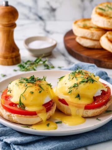 Eggs Benedict with Tomato and Hollandaise Sauce Recipe